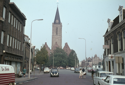 808809 Gezicht in de Waterstraat te Utrecht, met in het midden de toren van de Jacobikerk (Jacobskerkhof).